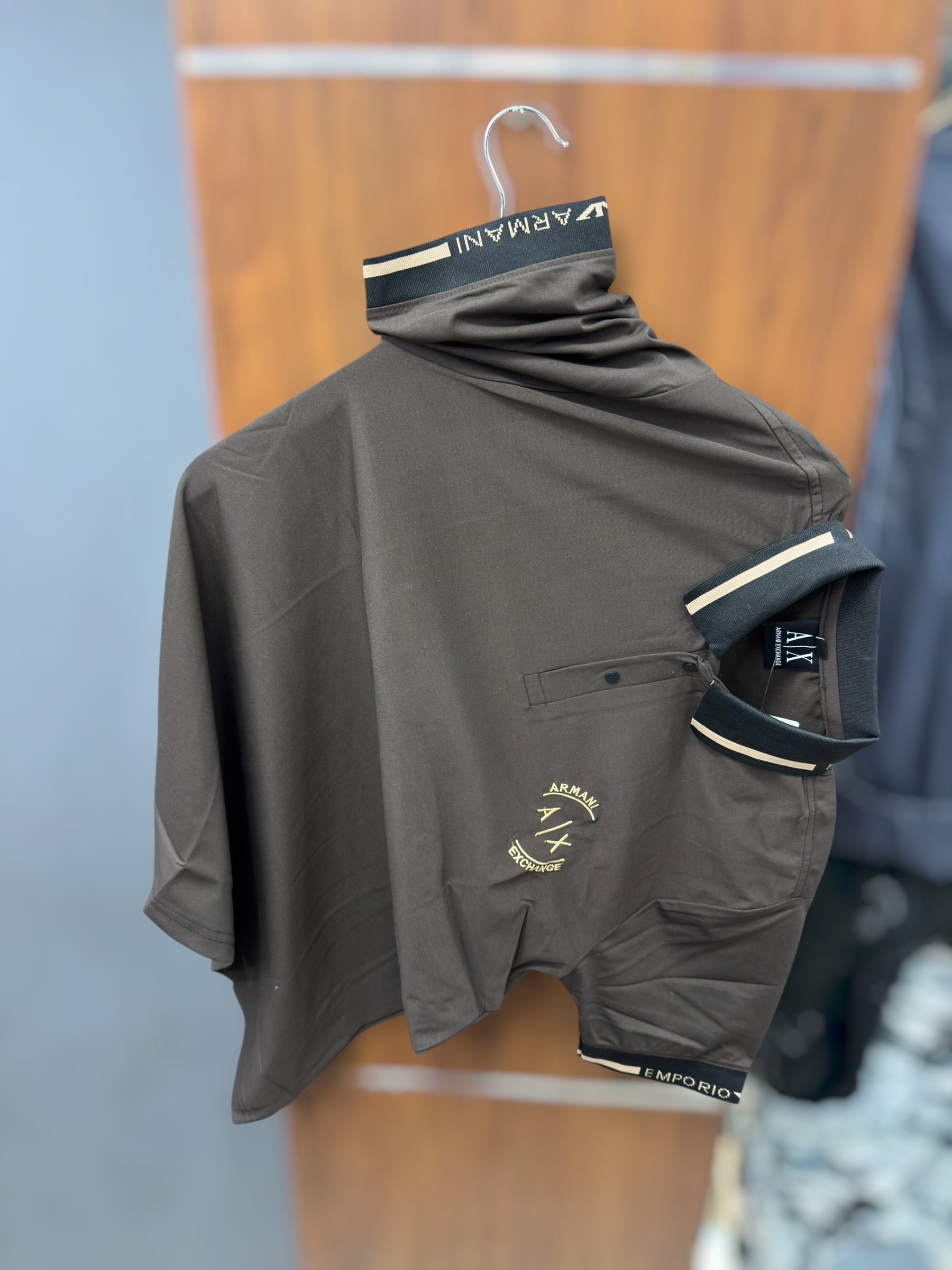 Half sleeve caller T-shirt brown