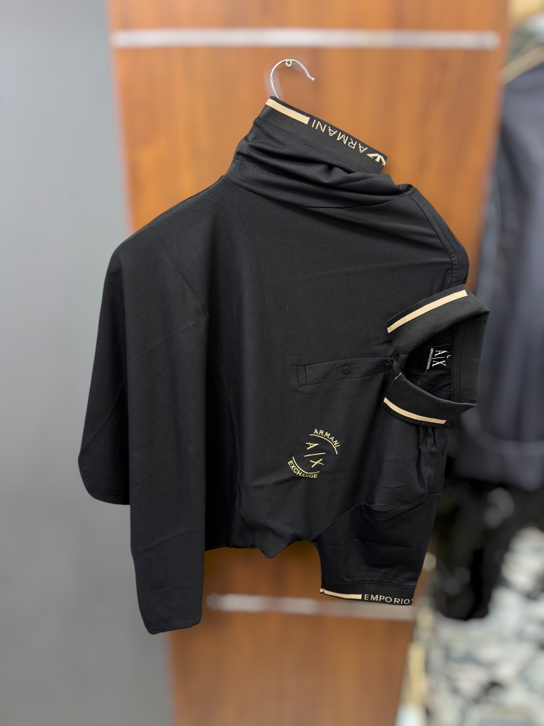 Half sleeve caller T-shirt black